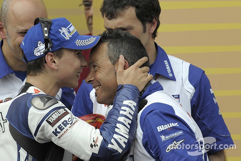 Jorge Lorenzo celebra su victoria con Juan Llansa