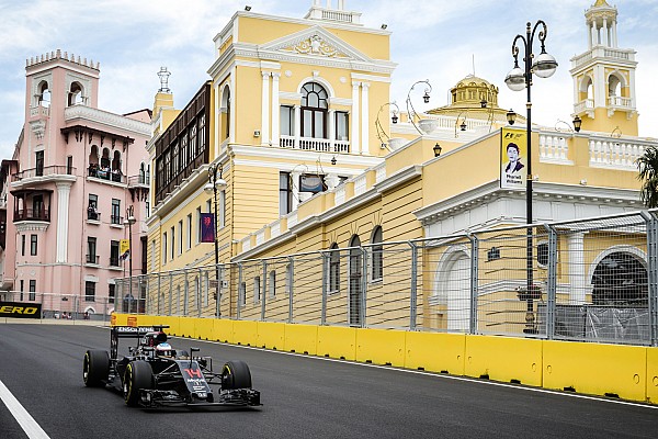 "McLaren perde oito décimos só na reta de Baku", diz Alonso