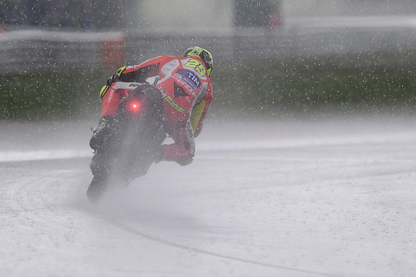 Iannone manda en un d&iacute;a de perros 