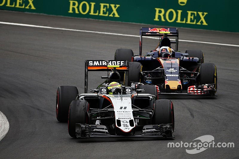 Sergio Perez, Sahara Force India F1 VJM09 and Carlos Sainz Jr., Scuderia Toro Rosso STR11