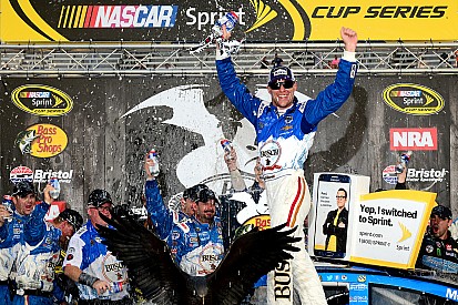 Harvick vence em Bristol e festeja com Tony Stewart