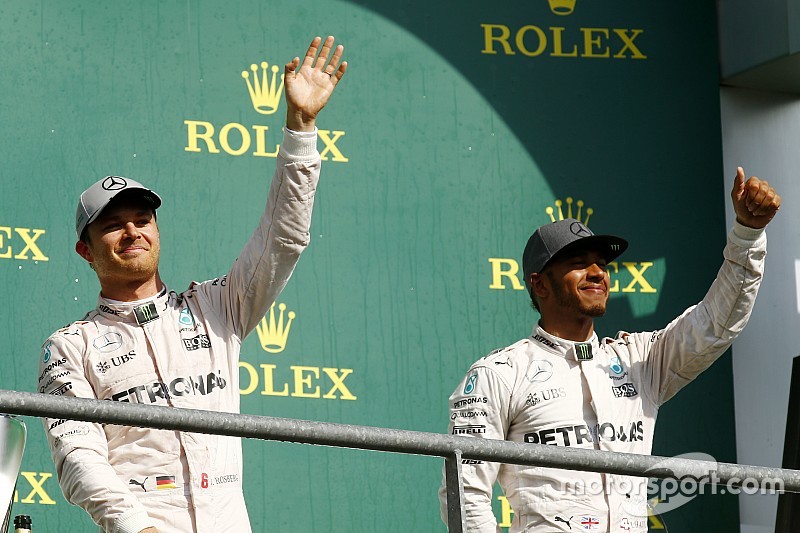 Podio: Ganador de la carrera Nico Rosberg, Mercedes AMG F1, tercer lugar Lewis Hamilton, Mercedes AM
