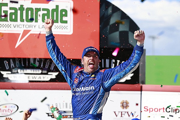 Sadler vence en Darlington y dedica la victoria a Dale Jr; Su&aacute;rez, tercero