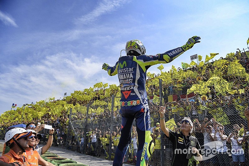 Valentino Rossi con sus fans en Misano
