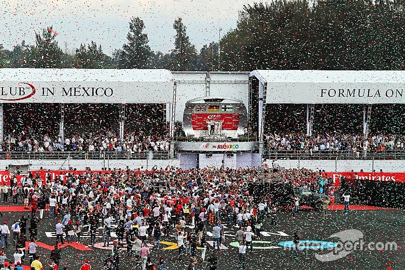 Podio: Sgundo lugar Lewis Hamilton, Mercedes AMG F1, ganador de la carrera Nico Rosberg, Mercedes AM