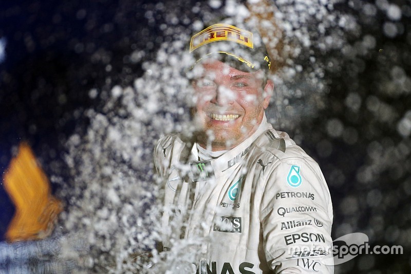 Ganador de la carrera Nico Rosberg, Mercedes AMG F1 que se celebra en el podio