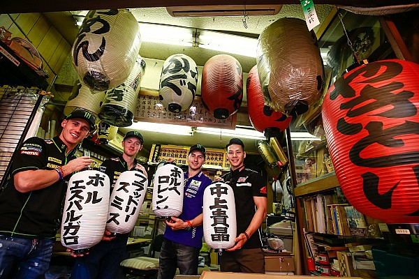 Los pilotos hacen turismo en Tokio antes de afrontar el GP de Japón