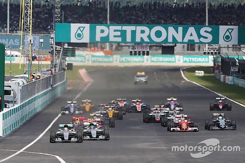 Lewis Hamilton, Mercedes AMG F1 W07 Hybrid l&iacute;der al inicio de la carrera