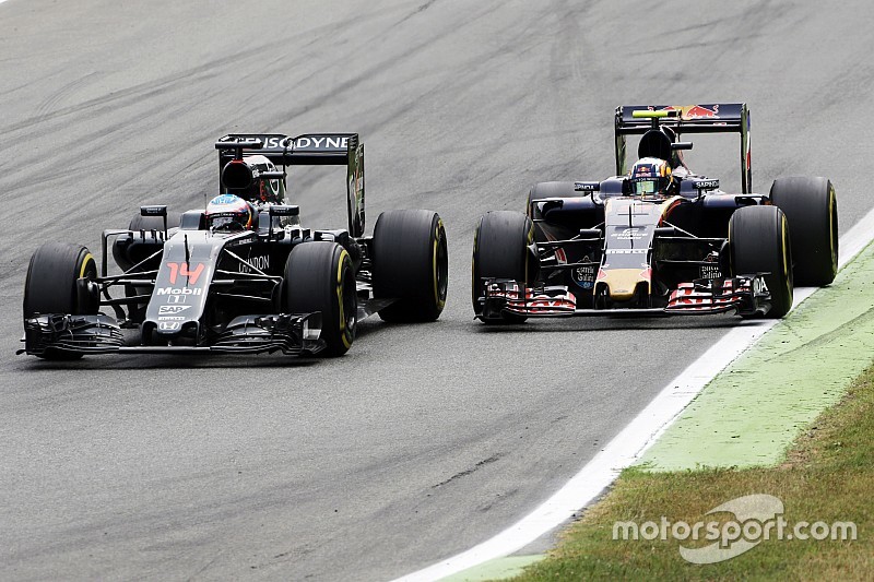 Fernando Alonso, McLaren MP4-31 y Carlos Sainz Jr., Scuderia Toro Rosso STR11 batalla por la posició