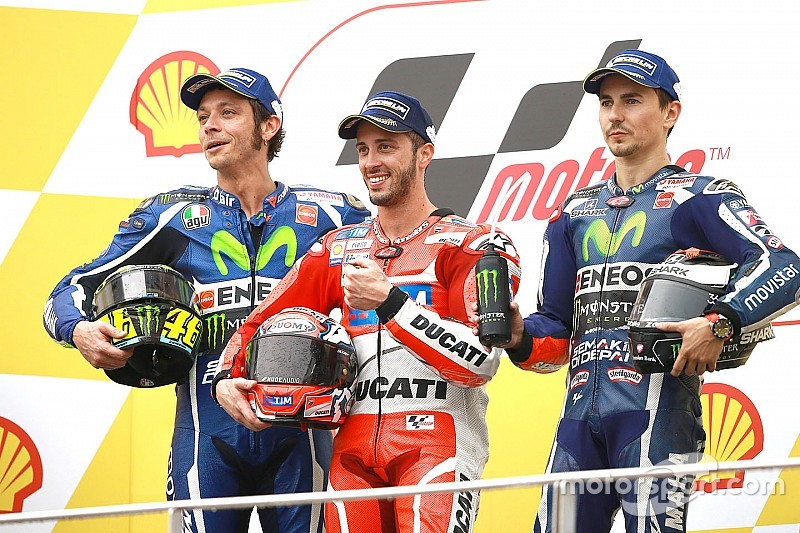 Podio: ganador de la carrera Andrea Dovizioso, Ducati Team, segundo Valentino Rossi, Yamaha Factory 