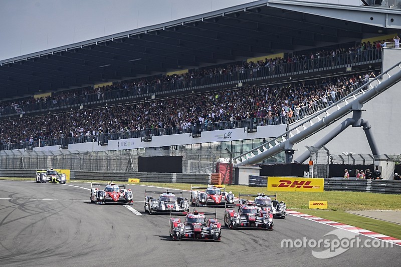 Start: #7 Audi Sport Team Joest Audi R18: Marcel Fässler, Andre Lotterer leads