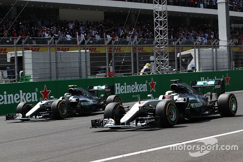 Lewis Hamilton, Mercedes AMG F1 W07 Hybrid and Nico Rosberg, Mercedes AMG F1 W07 Hybrid at the start of the race