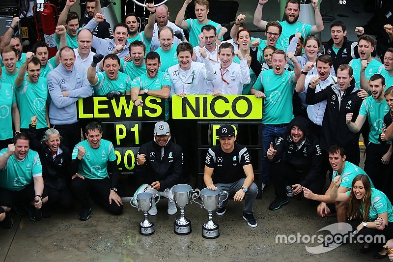 (L to R): Race winner Lewis Hamilton, Mercedes AMG F1 and second placed team mate Nico Rosberg, Mercedes AMG F1 celebrate with the team