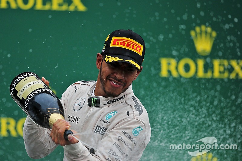 Ganador de la carrera Lewis Hamilton, Mercedes AMG F1 que se celebra en el podio