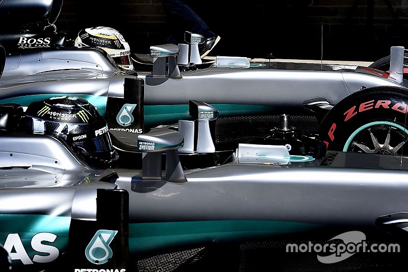 Lewis Hamilton, Mercedes AMG F1 W07 Hybrid, Nico Rosberg, Mercedes AMG F1 W07 Hybrid
