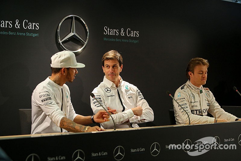 Lewis Hamilton, Nico Rosberg y Toto Wolff, Mercedes AMG F1 accionista y Director Ejecutivo
