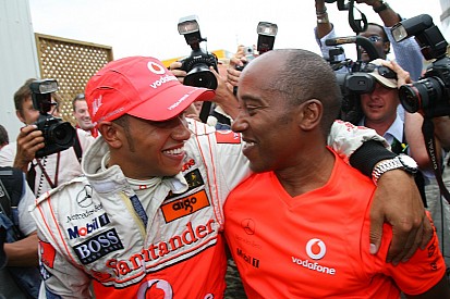 Hamilton asegura que la relación con su padre sigue siendo "un trabajo pendiente"