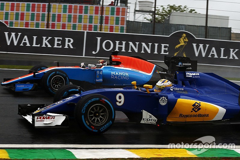 Marcus Ericsson, Sauber C35 and Pascal Wehrlein, Manor Racing MRT05 battle for position