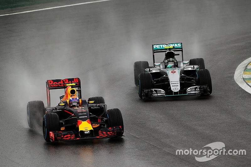 Max Verstappen, Red Bull Racing RB12 y Nico Rosberg, Mercedes AMG F1 W07 Hybrid