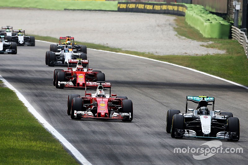 Nico Rosberg, Mercedes AMG F1 W07 Hybrid leads at the start of the race