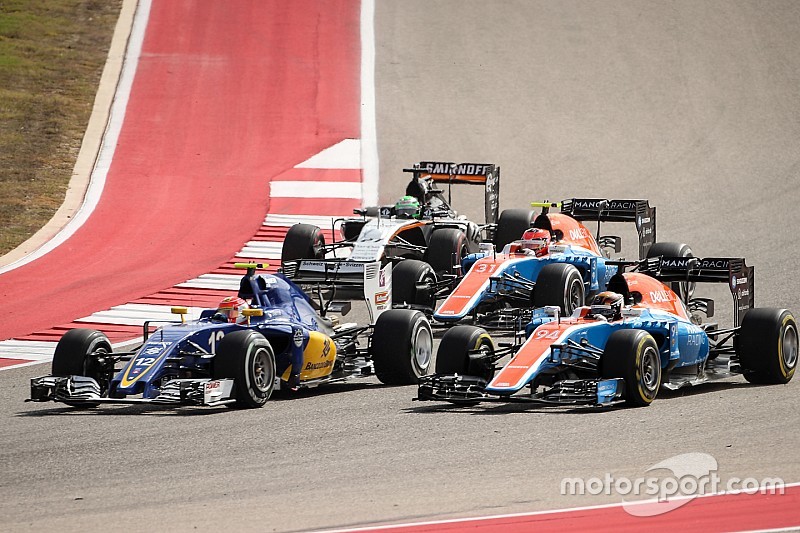 Felipe Nasr, Sauber C35 leads Pascal Wehrlein, Manor Racing MRT05; Esteban Ocon, Manor Racing MRT05 and Nico Hulkenberg, Sahara Force India F1 VJM09