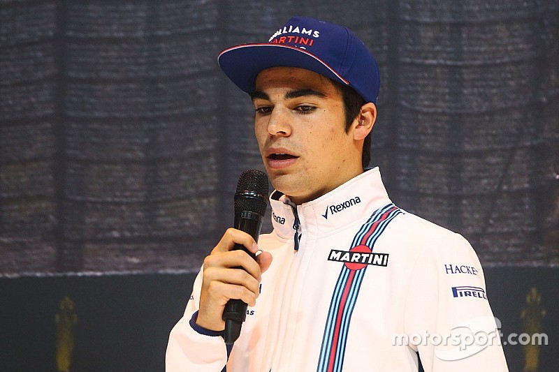 Lance Stroll visita el stand de  F1 Racing