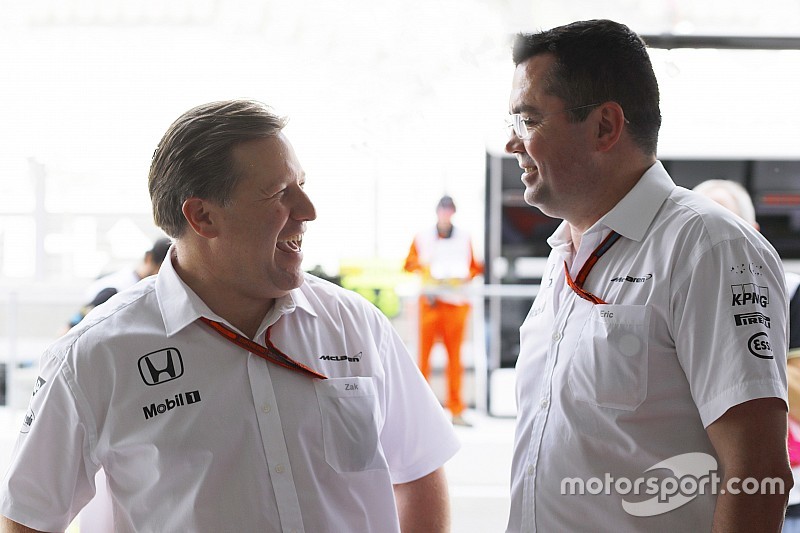 Zak Brown y Eric Boullier, McLaren en el garaje