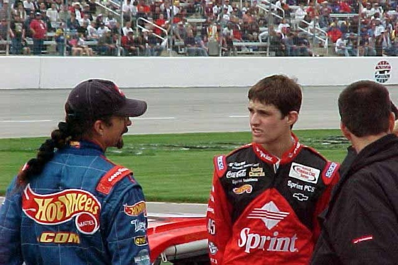 Kyle y Adam Petty conversan antes del primer intento de clasificar en la Winston Cup