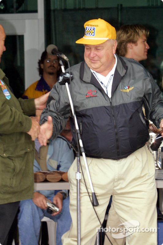 Bill York reçoit le trophée