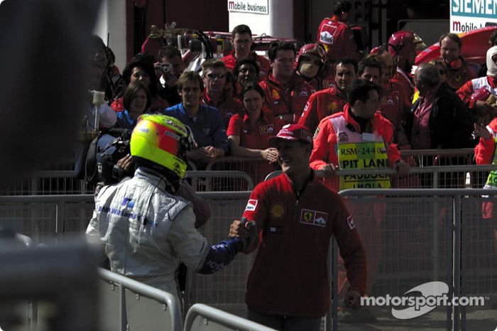 Ralf siendo felicitado por su hermano Michael