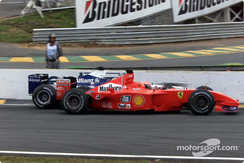 Juan Pablo Montoya in gevecht met Michael Schumacher