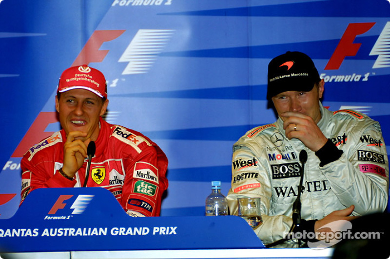 Divirtiéndose en la conferencia de prensa: Michael Schumacher y Mika Hakkinen