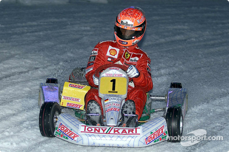 Michael Schumacher conduce en la exhibición de karting