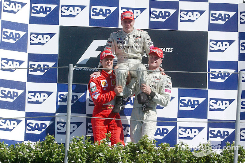 El podio: el ganador de la carrera Mika Hakkinen con Michael Schumacher y David Coulthard