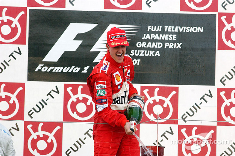 Michael Schumacher celebrando en el podio