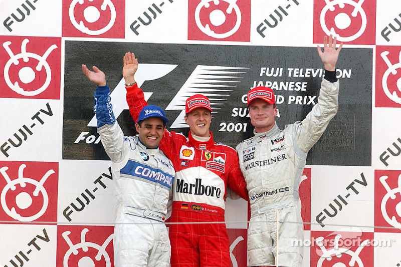 El podio: el ganador de la carrera, Michael Schumacher con Juan Pablo Montoya y David Coulthard