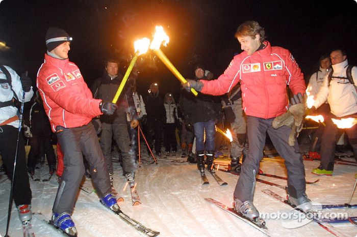 Michael Schumacher y Luca Badoer en la carrera bajo el cielo encendido