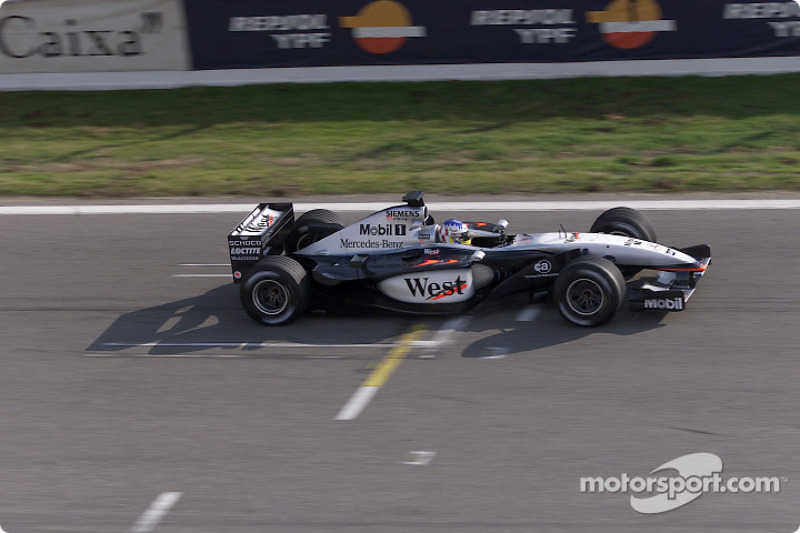 Alexander Wurz test de nieuwe McLaren Mercedes MP4-17