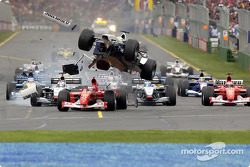 L'accident du premier virage entre Rubens Barrichello et Ralf Schumacher