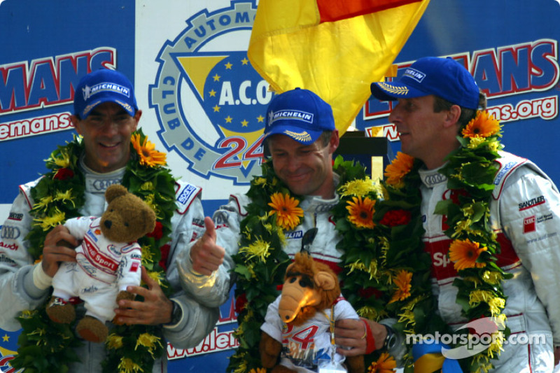 Het algemene podium en LMP 900 - LM GTP podium: racewinnaars Emanuele Pirro, Tom Kristensen en Frank