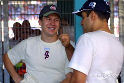 Olivier Panis y Juan Pablo Montoya antes del desfile de pilotos