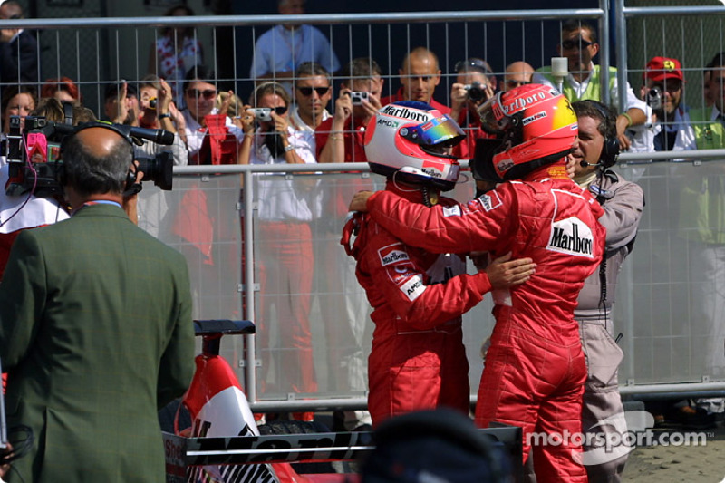 El ganador de la carrera, Rubens Barrichello es felicitado por Michael Schumacher