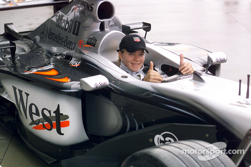 La piloto de la IRL, Sarah Fisher dio una vuelta de demostración en el West McLaren Mercedes