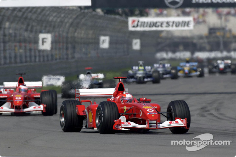 Michael Schumacher delante de Rubens Barrichello