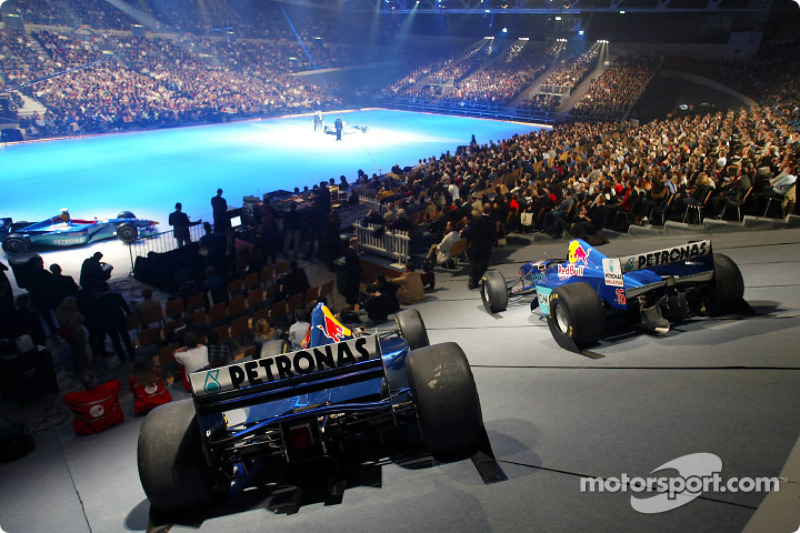 The new Sauber Petronas C22 on stage