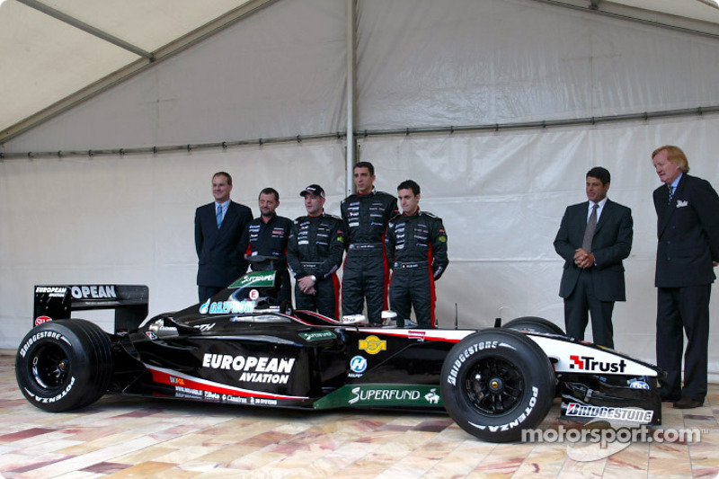 Paul Stoddart, Jos Verstappen, Justin Wilson en Matteo Bobbi met de nieuwe Minardi PS03