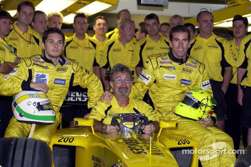 Eddie Jordan, Giancarlo Fisichella, Ralph Firman y el equipo celebran los 200 Grand Prix del equipo 