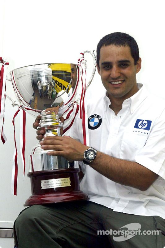 Ganador de la carrera Juan Pablo Montoya celebra