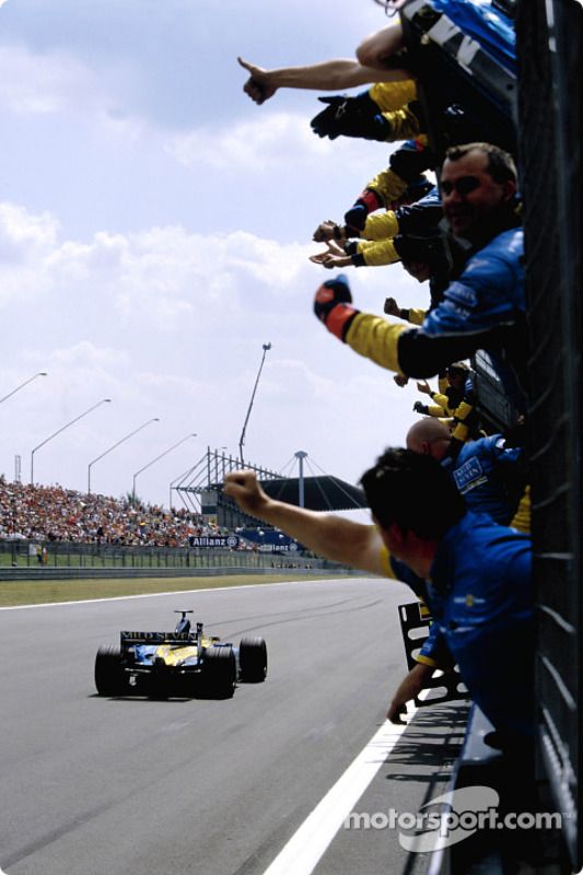 Renault F1 team cheer Fernando Alonso