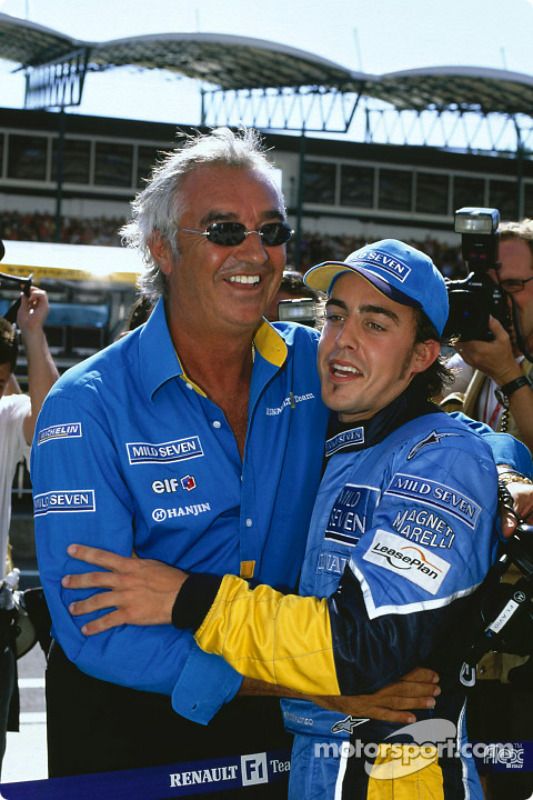El ganador Fernando Alonso celebra con Flavio Briatore